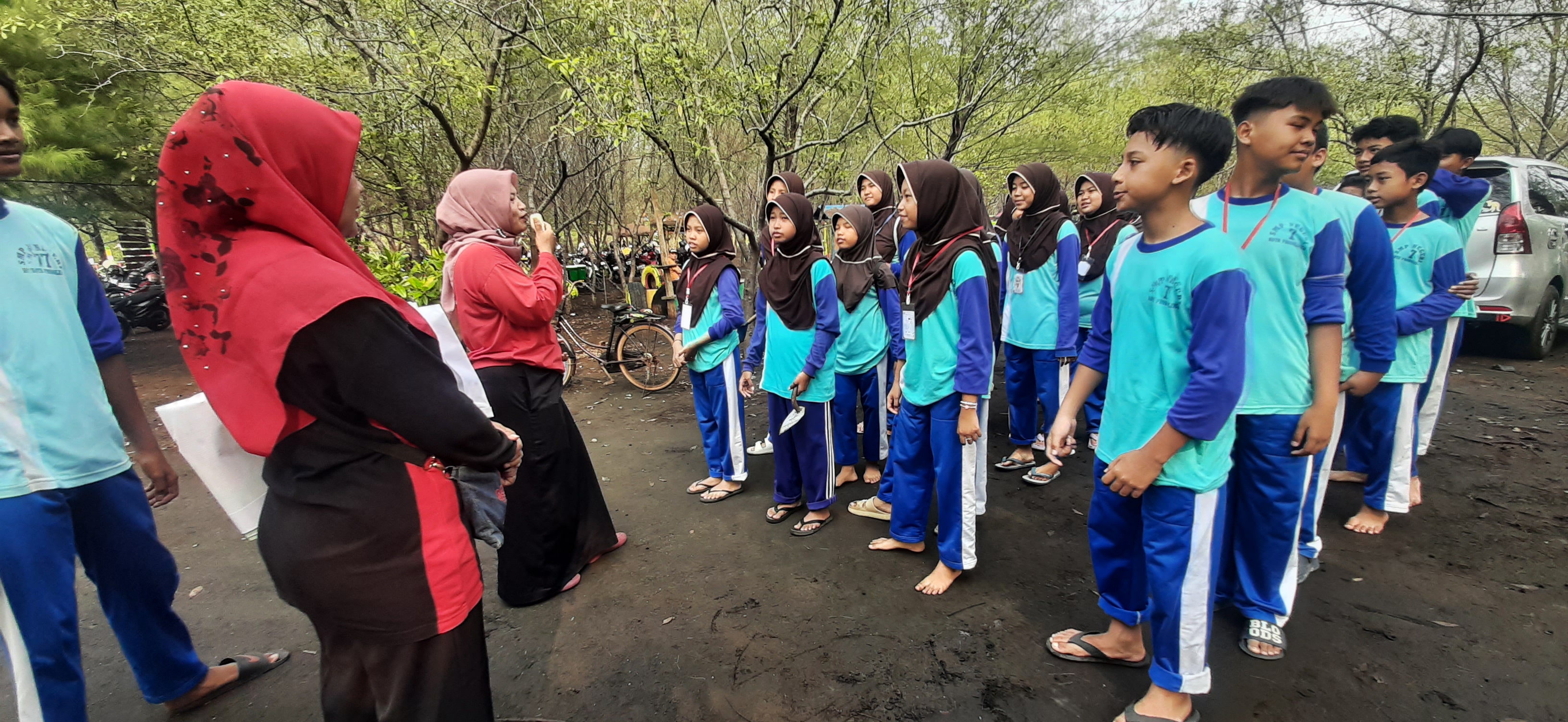 Peringati Hari Habitat 2024; Kader Lingkungan SMPN 7 Probolinggo Tanam Mangrove dengan Semangat