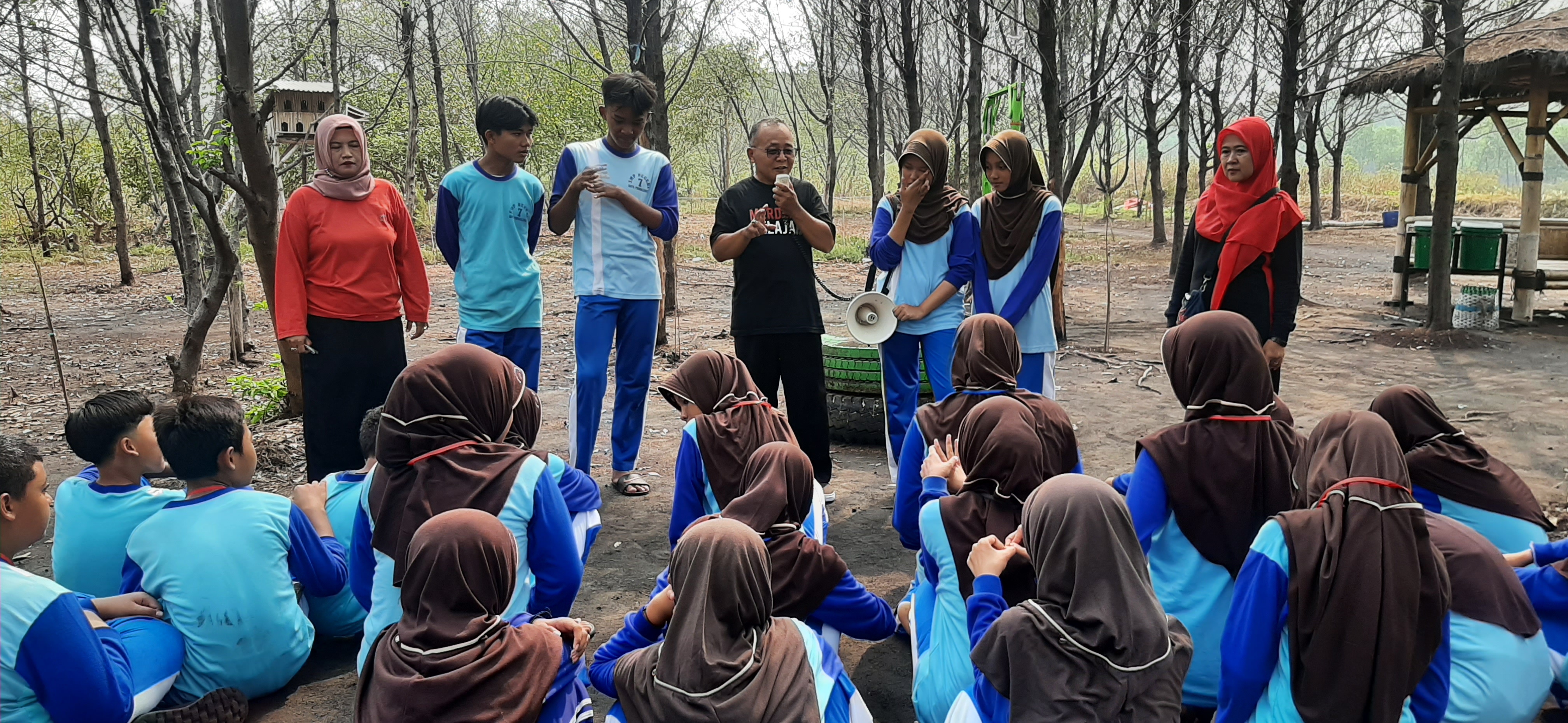 Peringati Hari Habitat 2024; Kader Lingkungan SMPN 7 Probolinggo Tanam Mangrove dengan Semangat